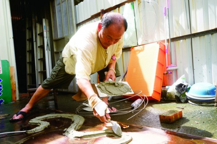 台南市新登錄的「剪黏泥塑」技術保存者王武雄。