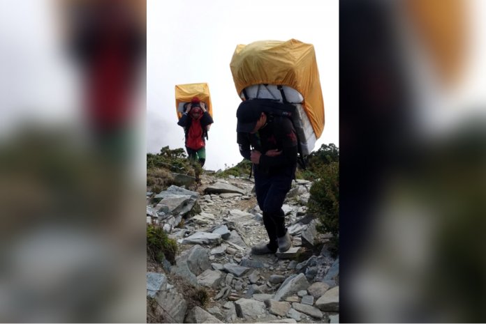 高山協作02 高山協作長時間背負重物,膝蓋、腰椎容易損傷,在缺乏保障與退休金的情況下,晚年生活常無法被照顧。