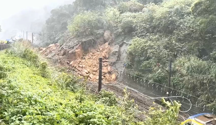 鐵軌旁土石邊坡崩塌。