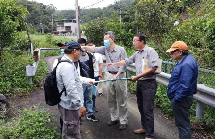 技師進行現場會勘確定水土保持計畫之合理性