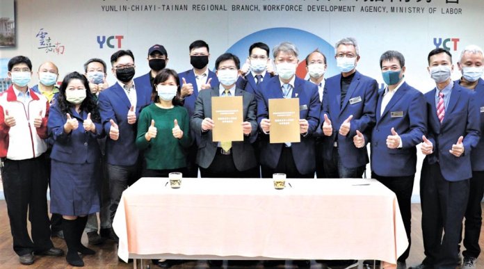 培育輕鋼架工程人才 雲嘉南分署長劉邦棟(前排右五)及輕鋼架協會理事長韋春發(前排右四)簽署合作未來將一起培育輕鋼架工程人才。