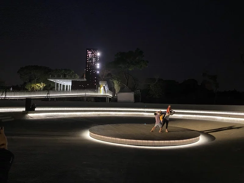 屏東縣民公園今正式啟用，地景劇場，以現代舞的展現方式，展現地景劇場的特點，見證歷史地景。