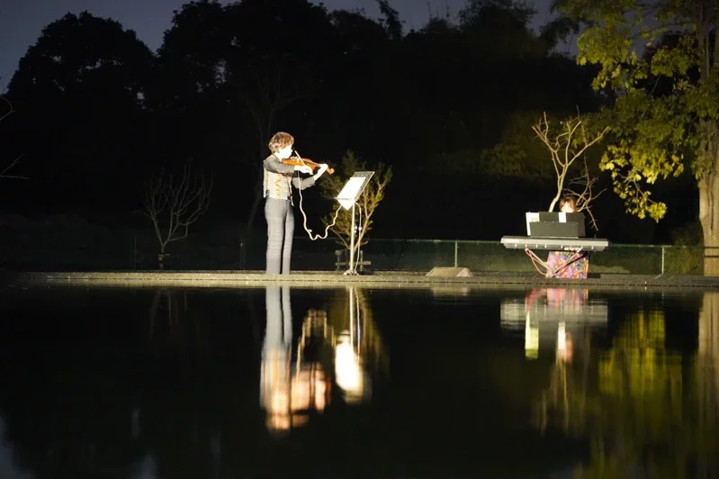 屏東縣民公園昨正式啟用，「在水一方」園區，以小提琴的演出形式作呈現，呼應水面倒影。
