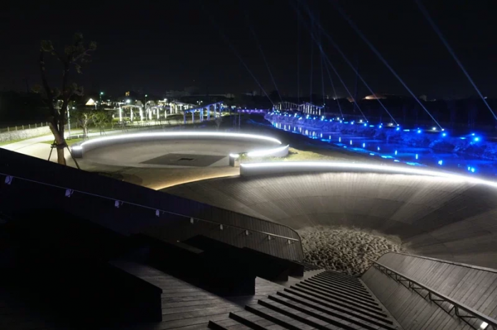 屏東縣民公園 園區裡的「雙園遊憩」,保留泥和水分離的圓錐曲面,一個重新賦予彈跳、玩沙的趣味功能,一個則設層板,讓民眾登高遠望,與殺蛇溪退堤的青青草坡相呼應,讓人吹風放空。
