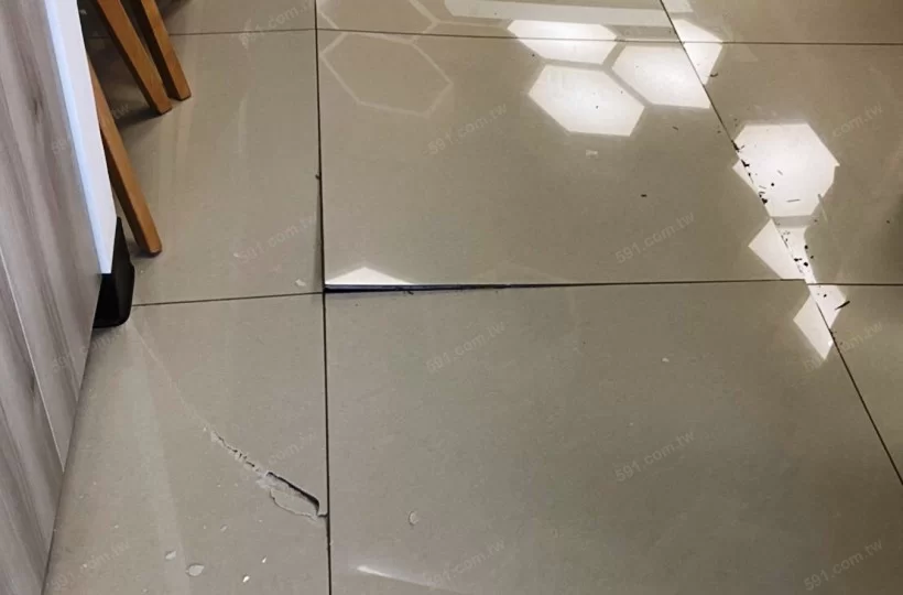 < 圖/隔音墊屬比較軟的材質,在地震來臨的時候,容易導致磁磚產生裂縫或是空鼓。潤宏建材有限公司提供 >