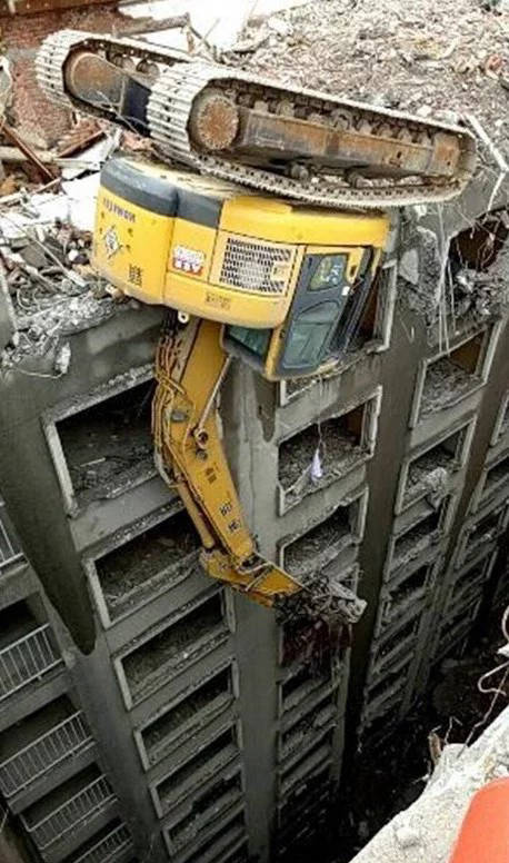 高市鹽埕區原華王飯店發生工安意外!1名工人14樓墜地當場死亡。