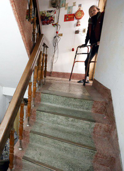 老宅增設電梯 長者和身障者困居無電梯的老舊公寓,上下樓梯是一大考驗,除靠增建電梯改善,更需要換屋、長照等配套措施介入。