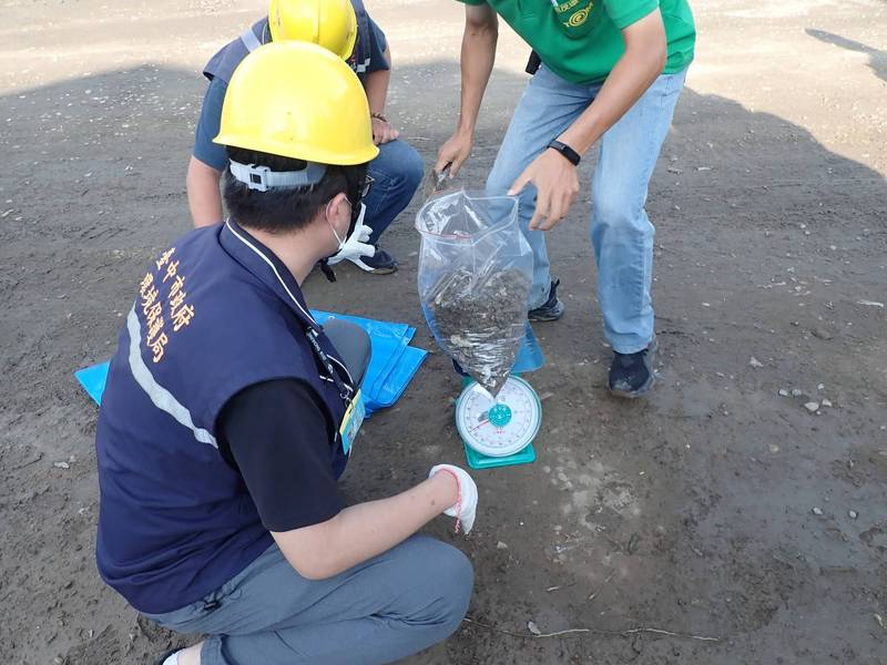 中市環保局接獲棄置營建混合物案件，現場採樣分析，依營建混合物混雜比例開罰。