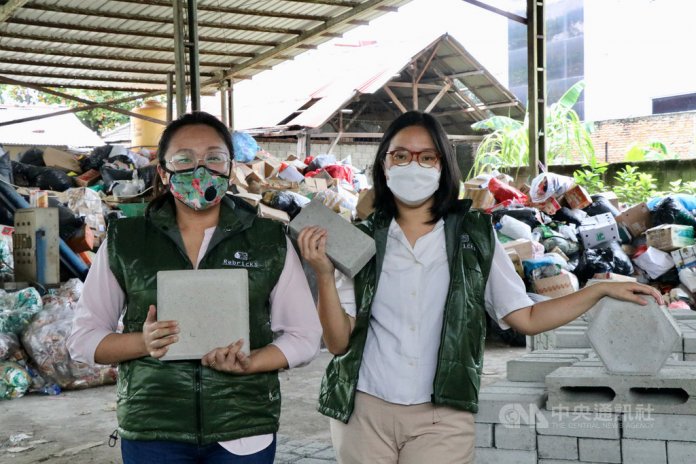 印尼青年創業家劉麗菲（左）與諾維達（右）創立Rebricks，專門處理回收廠拒絕的塑膠垃圾，研發出路磚和空心磚等蓋房子的建材。