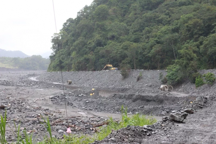 簡易便道遭掩埋 高雄明霸克露簡易便道12日下午4時許,發生三波土石流,導致涵管便道120公尺遭掩埋。