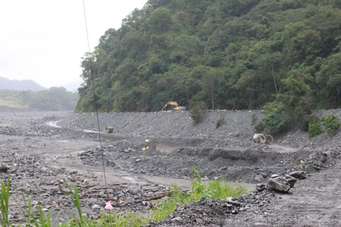 高雄明霸克露簡易便道12日下午4時許，發生三波土石流，導致涵管便道120公尺遭掩埋。