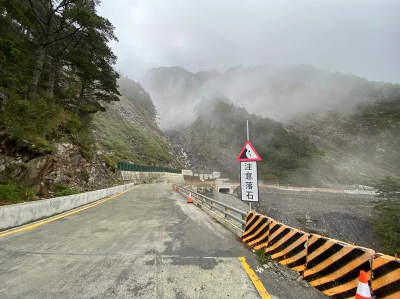 南橫公路壯闊景色擄獲旅人的心，沿線居民更企盼一條安全回家的路。