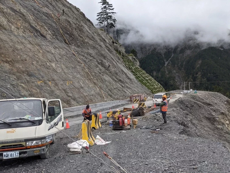 南橫公路東西段沿線尚有近20處工地在進行，每一名工人都是幕後無名英雄。