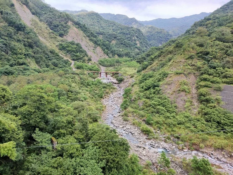 高雄桃源一橋舊路鋼便橋結構體將拆下，在明霸克露橋斷橋處鋼便橋又能派上用場，發揮二次利用價值。