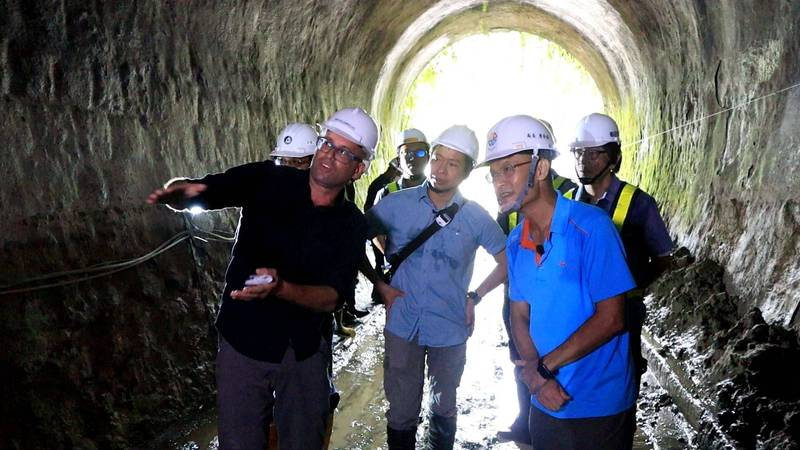 來自荷蘭的設計建築師藍傑鴻（左），為三貂嶺隧道自行車道工程打拚，他向工務局長詹榮鋒（右）說明不破壞自然生態的工法。