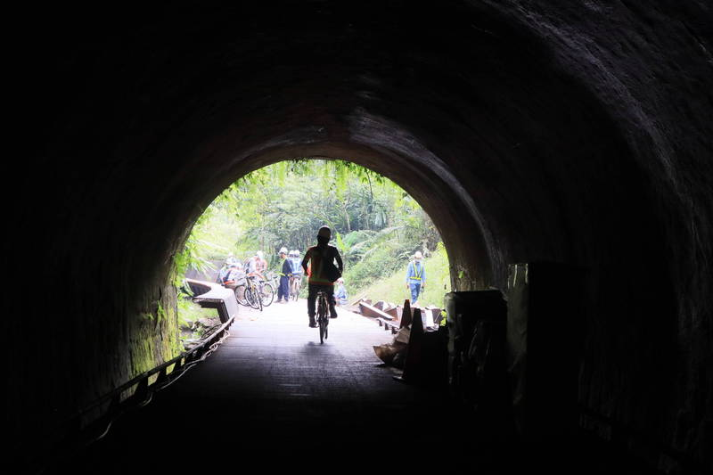三貂嶺隧道為日治時期興建的百年隧道，新北市政府工務局推動自行車道工程。