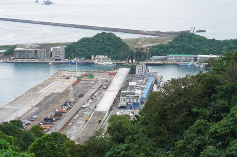 南方澳跨港大橋重建工程施工單位不斷趕工中。