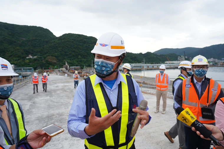 南方澳跨港大橋重建工程施工單位不斷趕工中，蘇花改工程處長李宗仁說明工程進度。