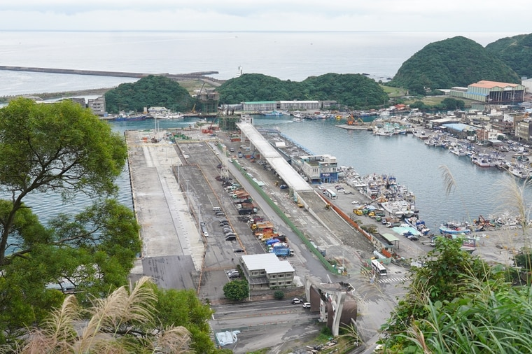 南方澳跨港大橋重建工程施工單位不斷趕工中。