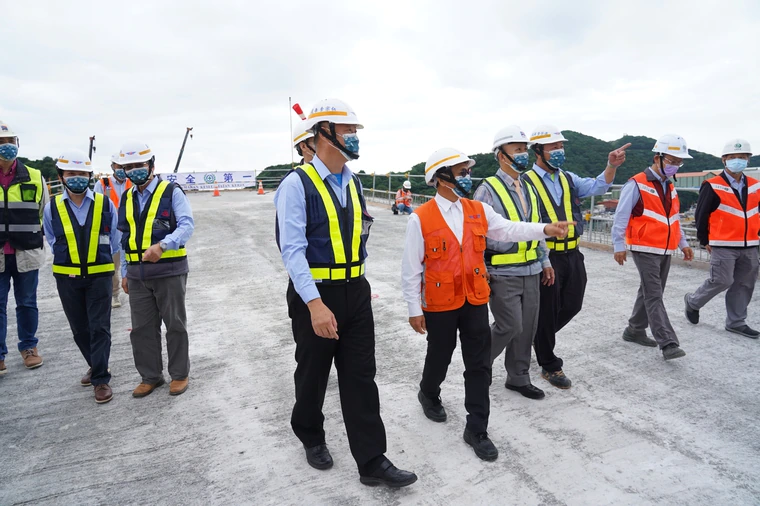 南方澳跨港大橋重建工程施工單位不斷趕工中。