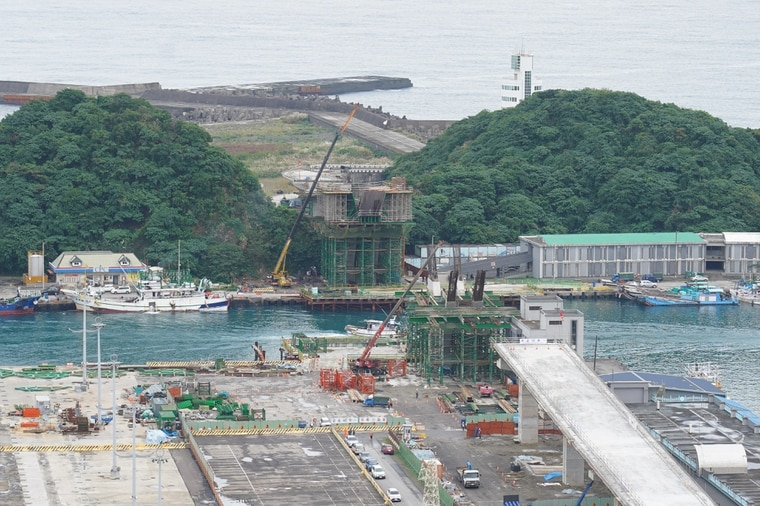 南方澳跨港大橋重建工程施工單位不斷趕工中，圖為P6、P7礅柱工程同時進行。