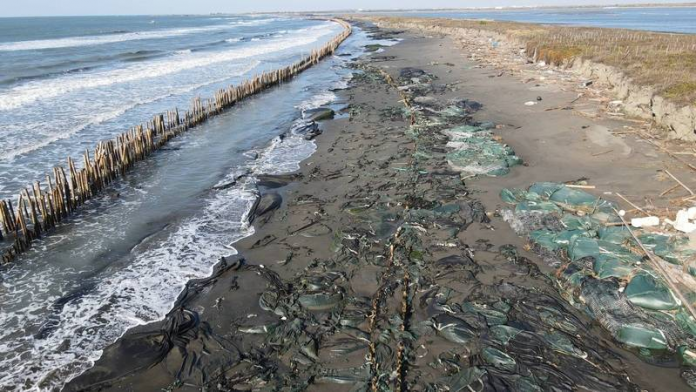 環團指七股潟湖外海沙洲竟出現一處「塑礁」海岸，質疑台南沒有藻礁，卻有很多「塑礁」。