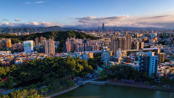 建築物在生命週期之中，除了營運過程中的「營運碳」，還包含剩餘生命週期內所產生的「隱含碳」。