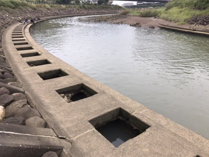 公司田溪護岸基腳受淘空破損。