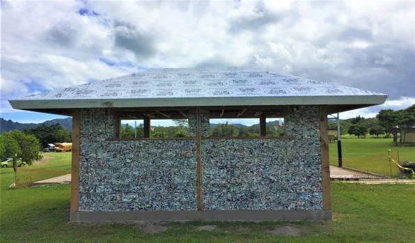 不可回收塑膠做成的磚塊能做成圍欄、擋土牆甚至公車站這類物件。