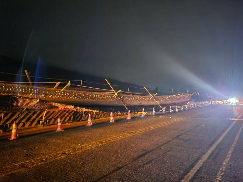 玉里鎮玉興橋上週才在吊鋼梁安裝，今天就碰到5級地震造成鬆脫意外，橋身也跟著變形。
