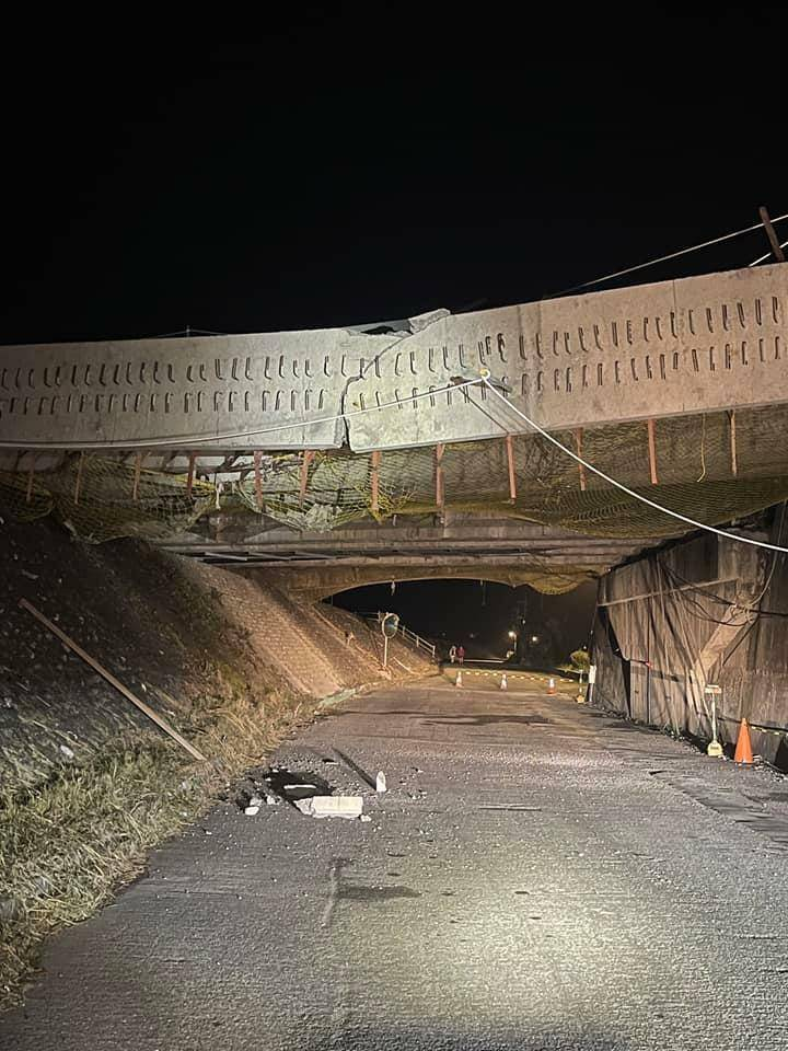 跨越秀姑巒溪往玉里醫院的台九線玉興橋，橋梁已經被地震搖到變形，損失還待公路總局前往勘災！