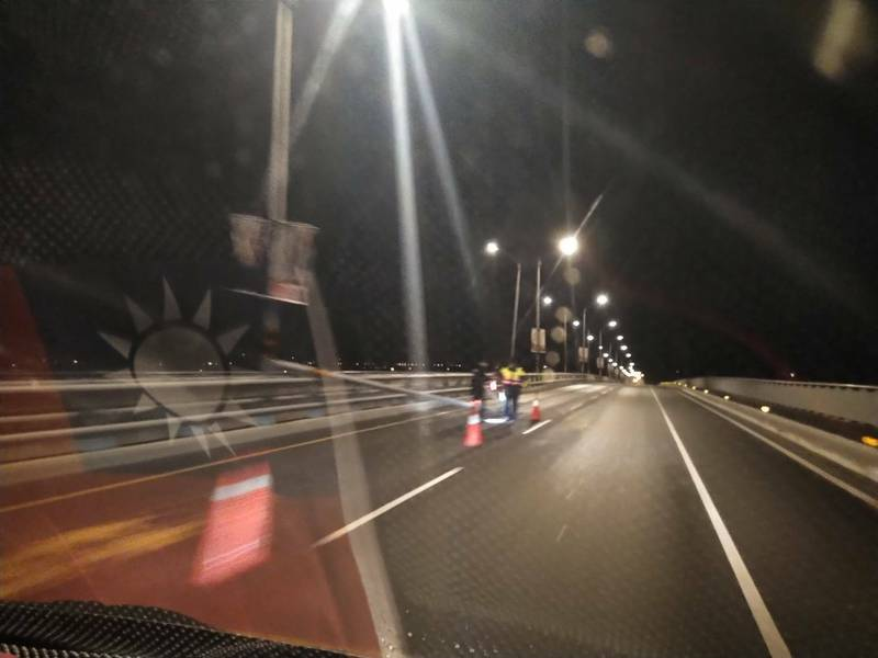 民眾開車經過台九線太平溪橋，發現橋上的路燈已倒下來擋在車道上十分危險。