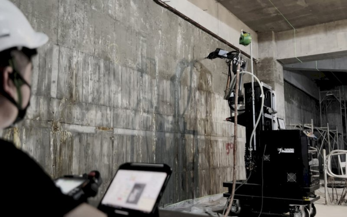 遠端機器人 逢甲、陽明交通大學帶領機器人建造實驗室(ROSO),以遠端操作讓機器人獨立完成工地粉刷、水泥。