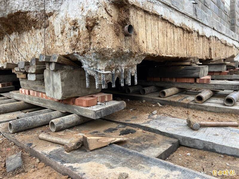 房子遷移前,需先將房子與整座地基分離。