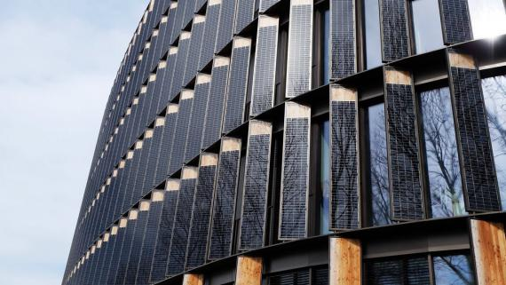 德國弗萊堡市政大樓是一座氣候中和建築，立面大量採用太陽能板。