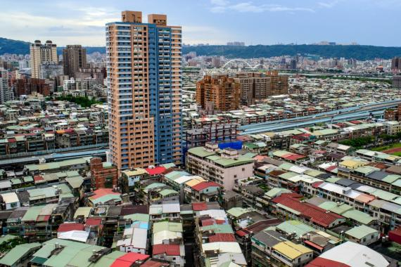 高齡建物 「高齡」建物因屋內的家電及建材老舊過時,無形中帶來許多不必要的能源浪費。