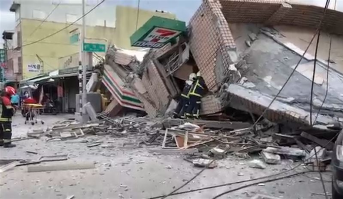 強震釀災，花蓮縣玉里1間便利商店倒塌。