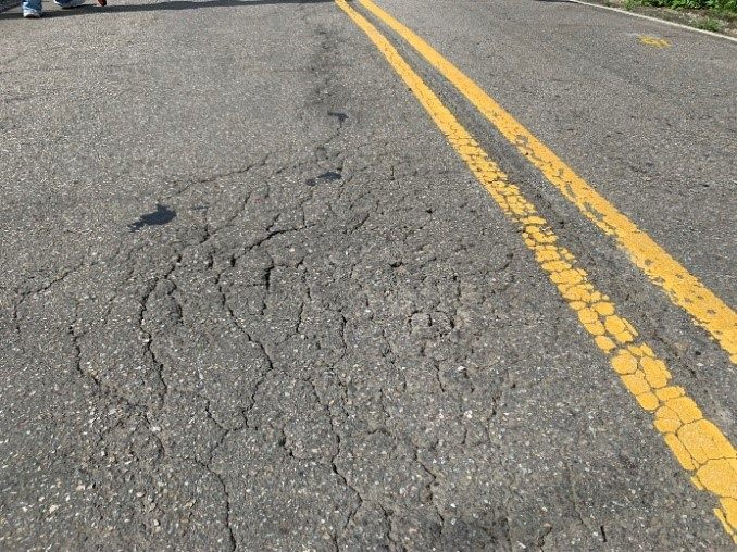 道路路面不平或輪胎壓痕，需時常修補。圖片僅供示意。