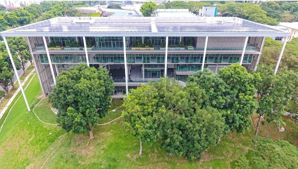 新加坡國立大學是一座露天學習環境，建築100%使用再生能源。