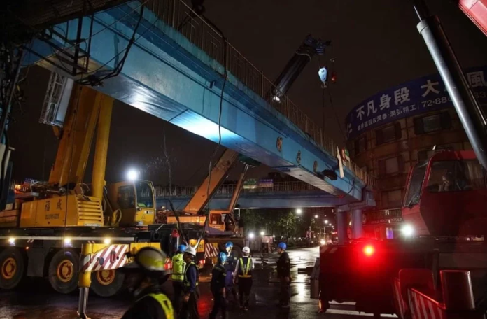 新北市養工處在拆除三重區明志陸橋時，民眾經過拍下拆除畫面。