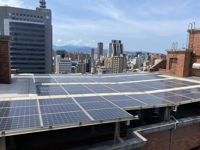 《再生能源發展條例》修法規定未來新增建或改建的建築物達一定規模以上者，必須設置一定容量以上之太陽光電發電設備。
