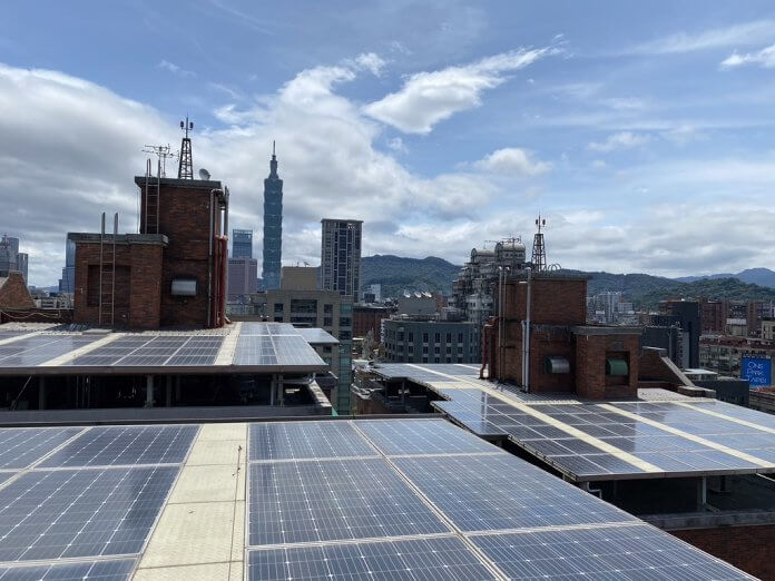 屋頂光電 屋頂型太陽光電被視為能源轉型必經之路,截至2022年底,屋頂光電裝置量高達6.1GW,占全台光電比例約65%。< 環境資訊中心 / 攝影:李蘇竣 >