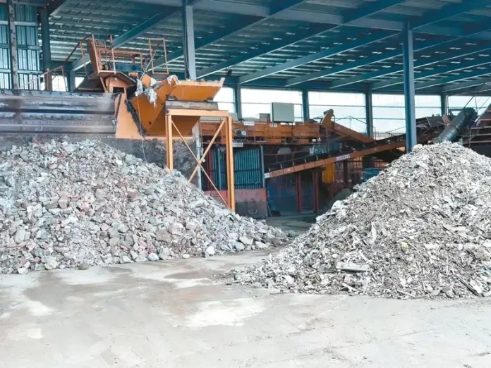 營建廢棄物 現有營建廢棄物都會送到營建廢棄物處理廠分類,業界認為可以使用循環建材,可降低對環境的汙染,也能解決長期缺料問題。