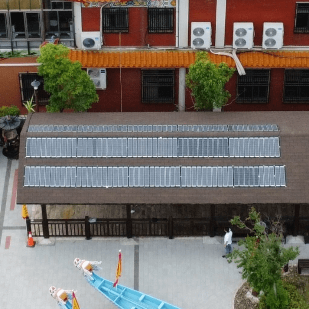 環保局表示，屈原宮旁示範裝設「可撓式太陽能板」，不僅重量輕、可彎曲，厚度僅0.3公分，使安裝更加簡便。<圖片來源：台北市政府提供 >