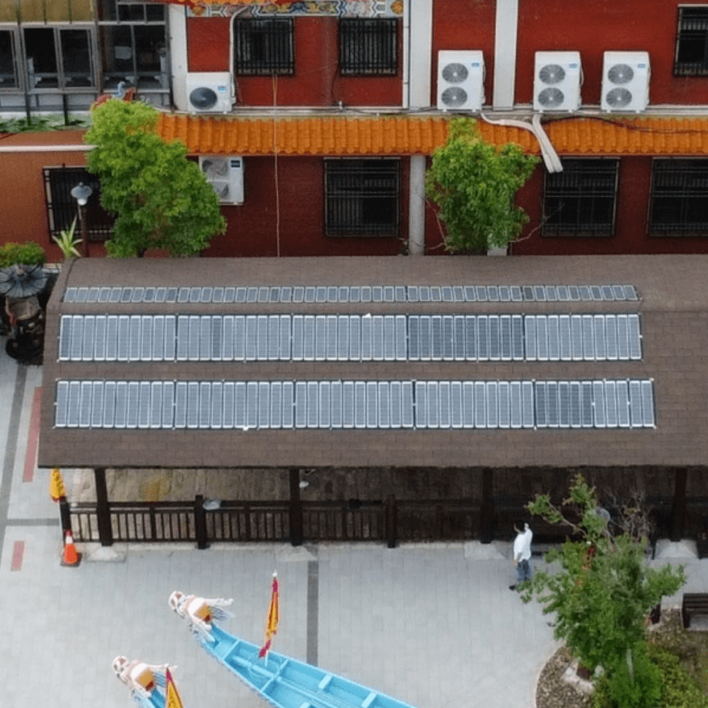 環保局表示,屈原宮旁示範裝設「可撓式太陽能板」,不僅重量輕、可彎曲,厚度僅0.3公分,使安裝更加簡便。<圖片來源:台北市政府提供 >