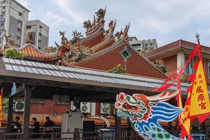 宮廟淨零 社區於宮廟屋頂建置太陽能發電板,目標要達成用電自給自足。< 圖片來源:台北市政府提供 >