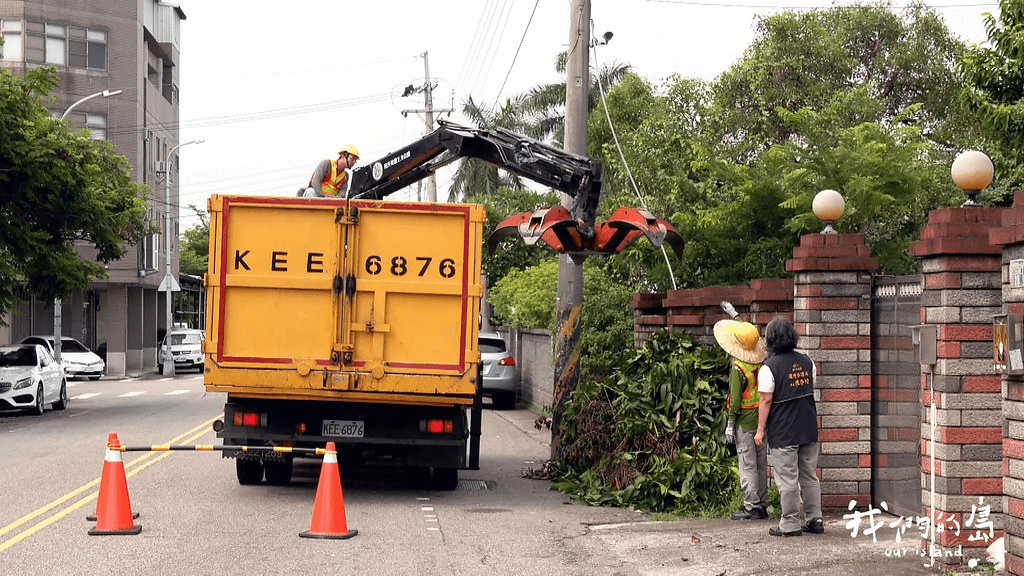 清潔隊清運民眾修剪自家樹木的廢樹枝。< 圖片來源 / 公視：我們的島 >