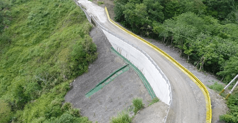 花蓮縣玉里鎮赤科山產業道路災情慘重，縣府協調廠商積極趕工，盼早日恢復通行。<圖／花蓮縣政府提供>