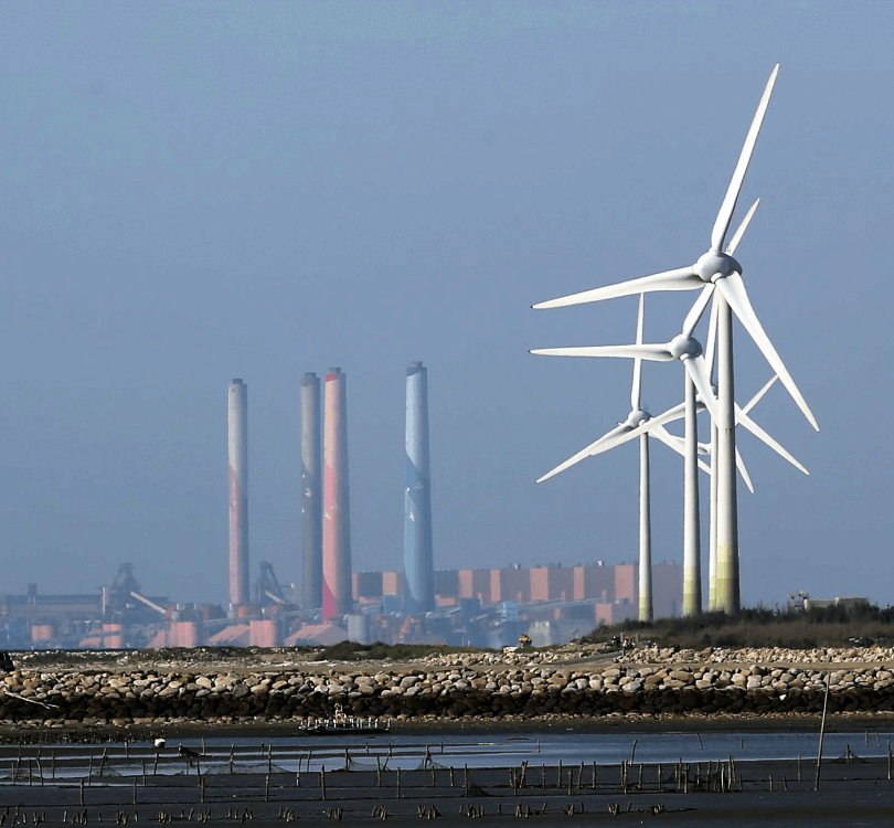 傳統的火力發電排碳量極高，儘管綠電價格高昂，卻是未來產業必需品。< 圖／報系資料照 >