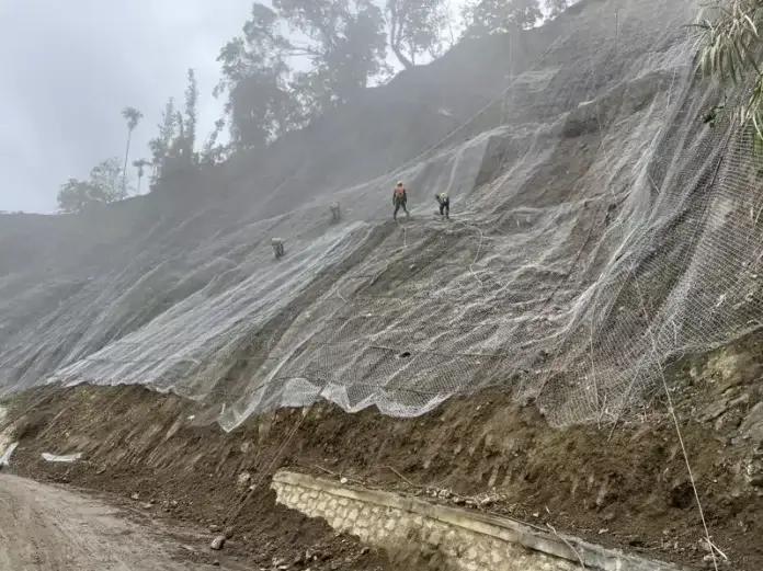 花蓮縣赤科山產業道路復建工程主要畫分為8大工區，工區內大小邊坡崩塌需整治共有13處，施工廠商正全力趕工。